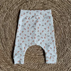 Handgemaakt baby broekje kleine regenboog van Lindiezijn uit Sneek.