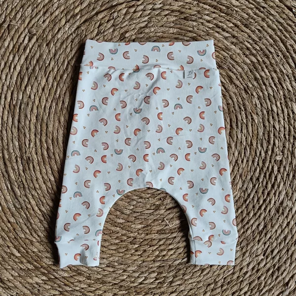 Handgemaakt baby broekje kleine regenboog van Lindiezijn uit Sneek.
