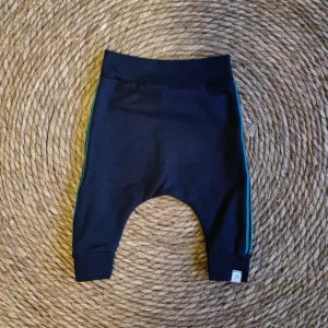 Harembroekje donkerblauw met stoere gestreepte lijn aan de zijkant.