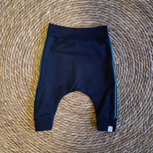 Harembroekje donkerblauw met stoere gestreepte lijn aan de zijkant.
