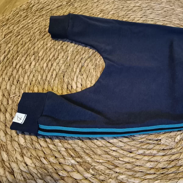 Harembroekje donkerblauw met stoere gestreepte lijn aan de zijkant.